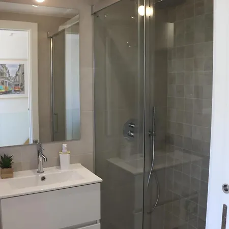 Lisbon, T2 Renewed Duplex With River View, Beato, アパート *