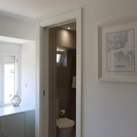 Lisbon, T2 Renewed Duplex With River View, Beato, アパート リスボン