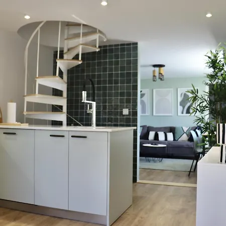 Lisbon, T2 Renewed Duplex With River View, Beato Lissabon