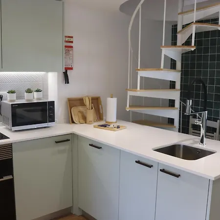 Lisbon, T2 Renewed Duplex With River View, Beato, アパート リスボン