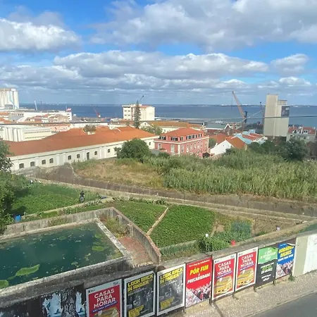 Lisbon, T2 Renewed Duplex With River View, Beato, アパート リスボン