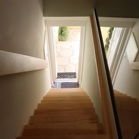 Lisbon, T2 Renewed Duplex With River View, Beato, アパート リスボン