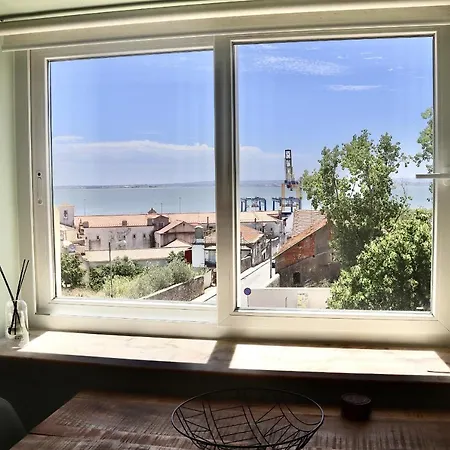 Lisbon, T2 Renewed Duplex With River View, Beato, Lejlighed Lisboa